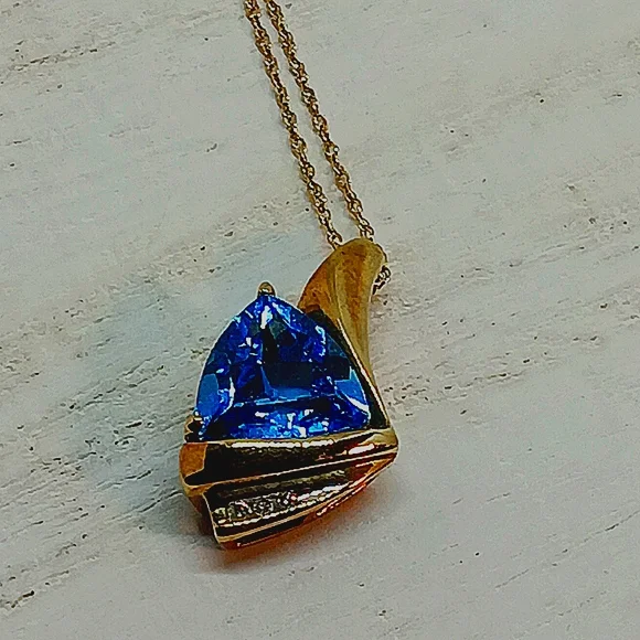 Diamond & Blue Topaz 💙 10KYG pendant & chain. Proceeds to Horse Rescue - Picture 2 of 9